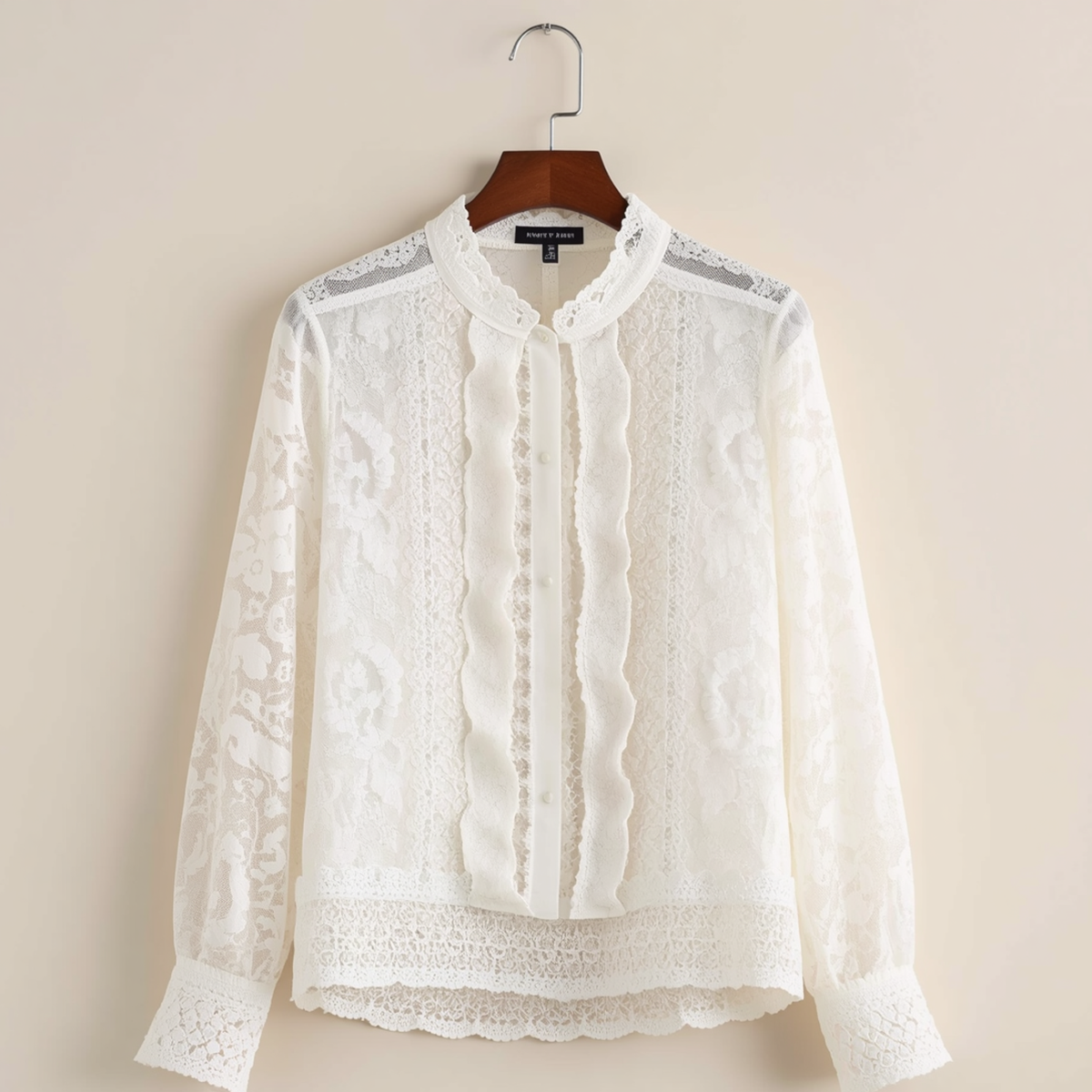 Blouse blanche à manches longues en dentelle florale avec col volanté et bordures festonnées