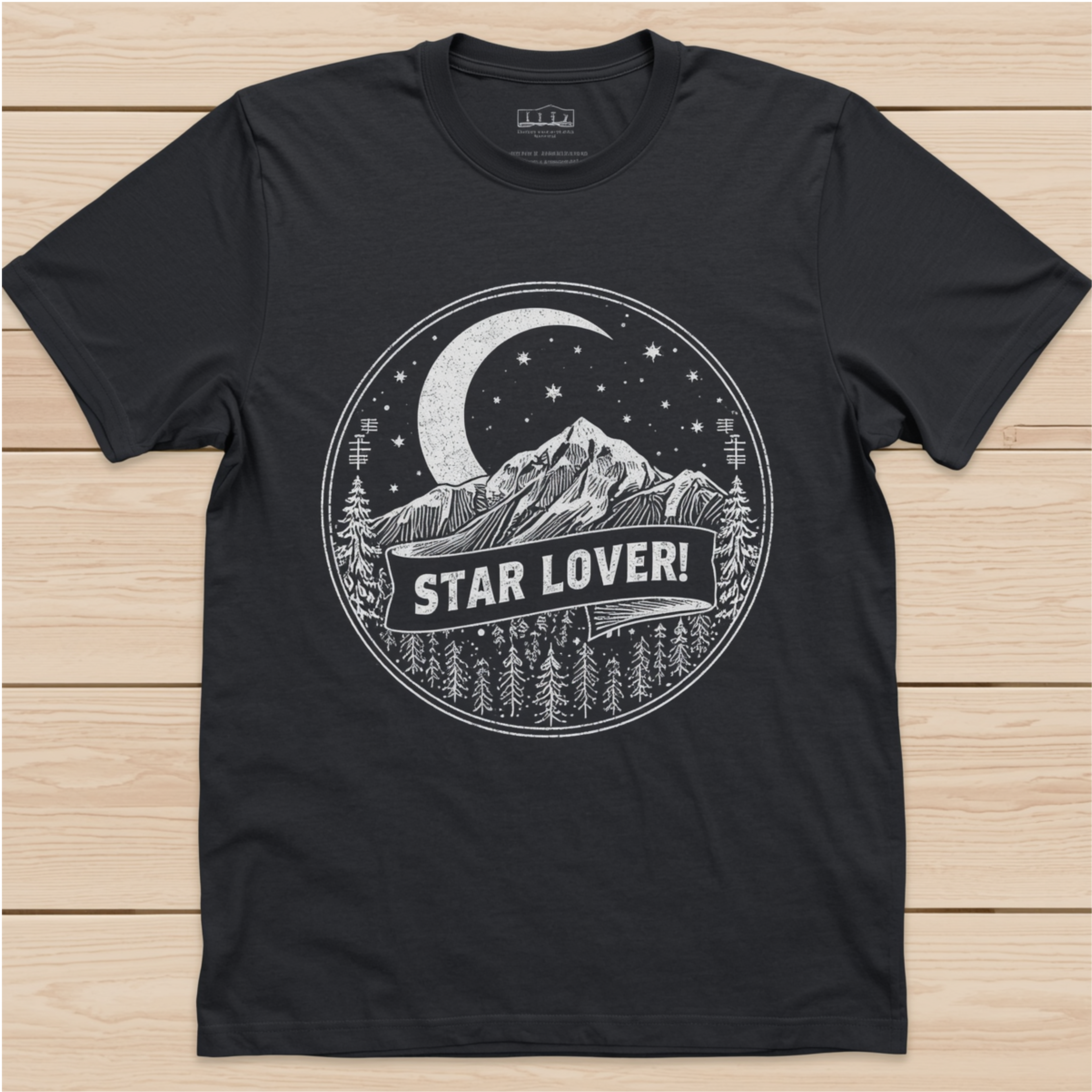 T-shirt noir à manches courtes avec illustration montagne lune étoiles et sapins sur le devant